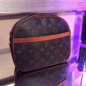 Authentic Luis Vuitton Makeup Bag. (SOLD)